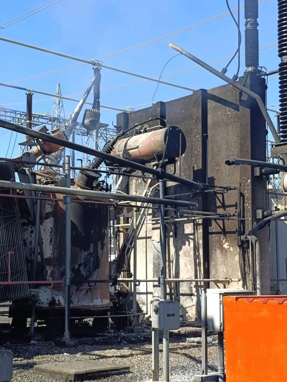 Un transformador de potencia en una subestación eléctrica